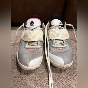Nike Kyrie Irving Basketball Shoes - 4Y